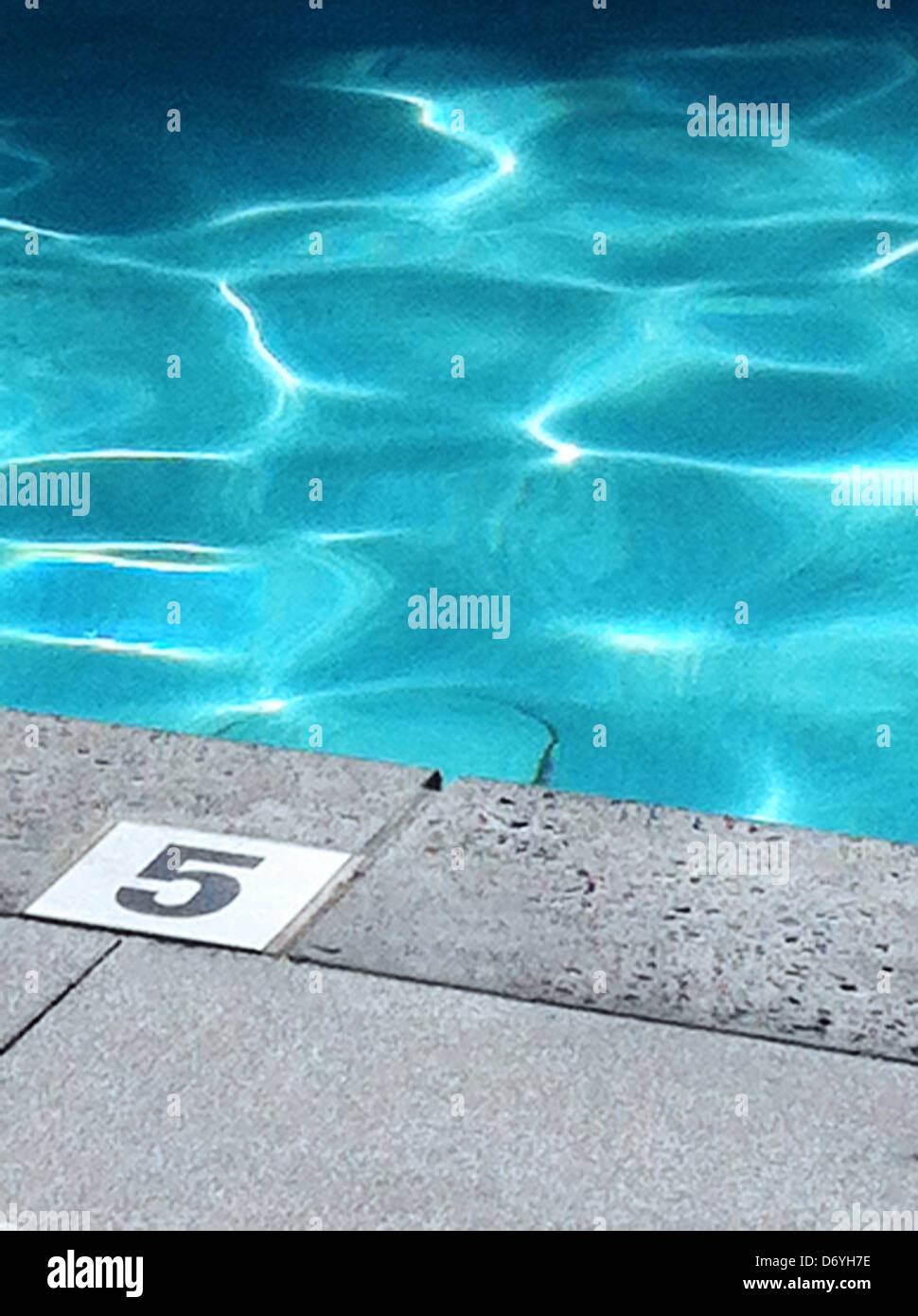 Cinco pies de marcador en el borde de la piscina Foto de stock