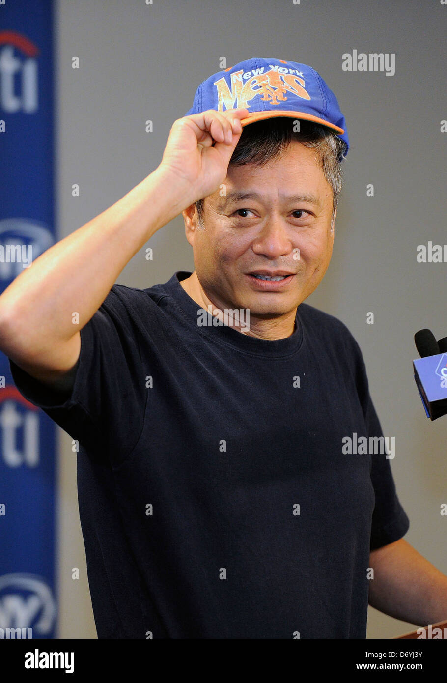 El director Ang Lee asiste a una conferencia de prensa en el Citi Field, donde va a lanzar la primera bola en la noche en el estadio de béisbol de Taiwán el 12 de septiembre, 2011. Queens, Nueva York - 01.09.11 C Foto de stock