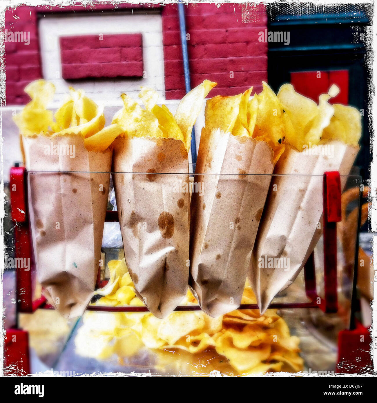 Patatas fritas en bolsas de papel Fotografía de stock - Alamy