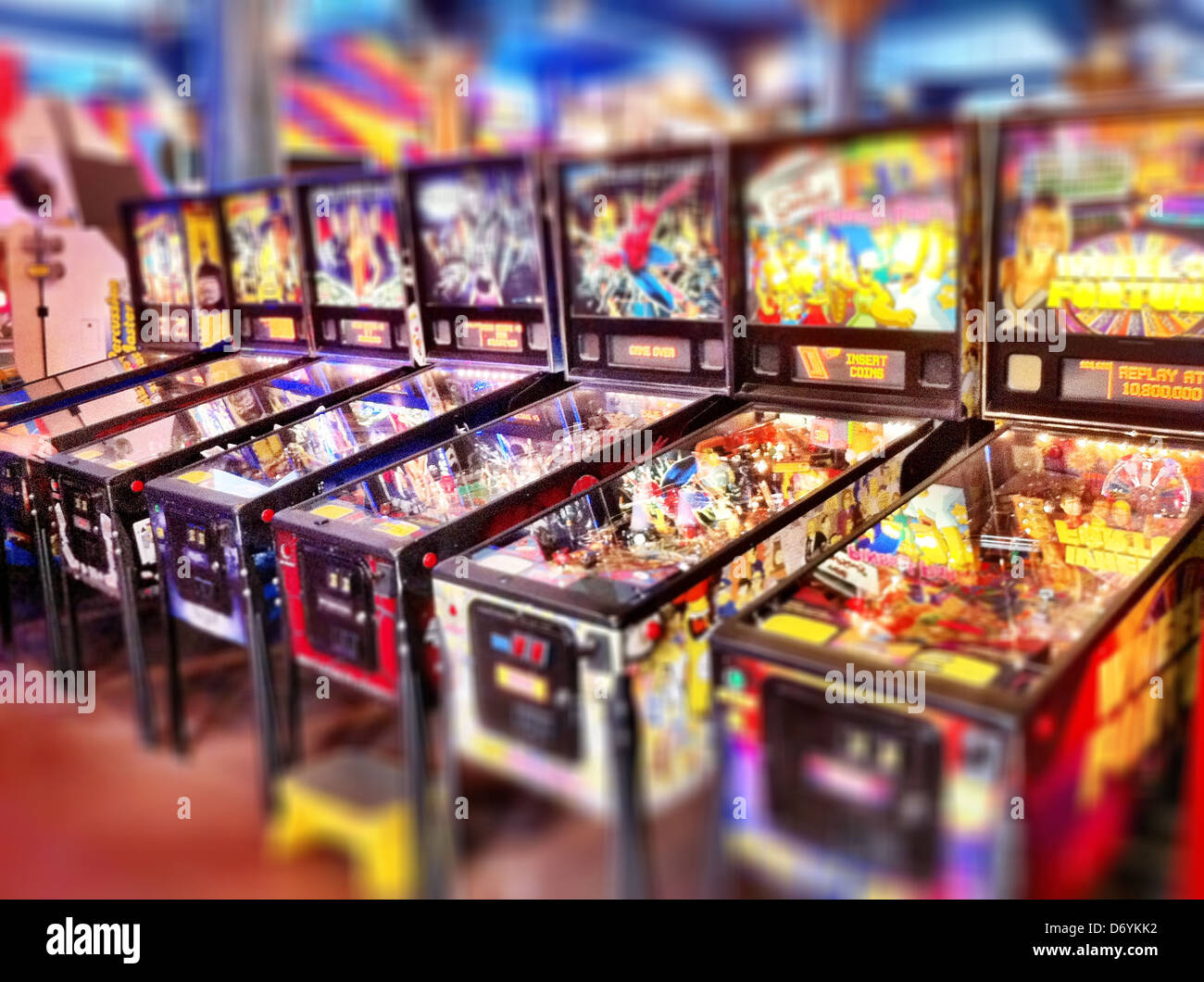 Máquina De Pinball No Horário De Viagem No Arcada Imagem de Stock Editorial  - Imagem de vermelho, preto: 186429714