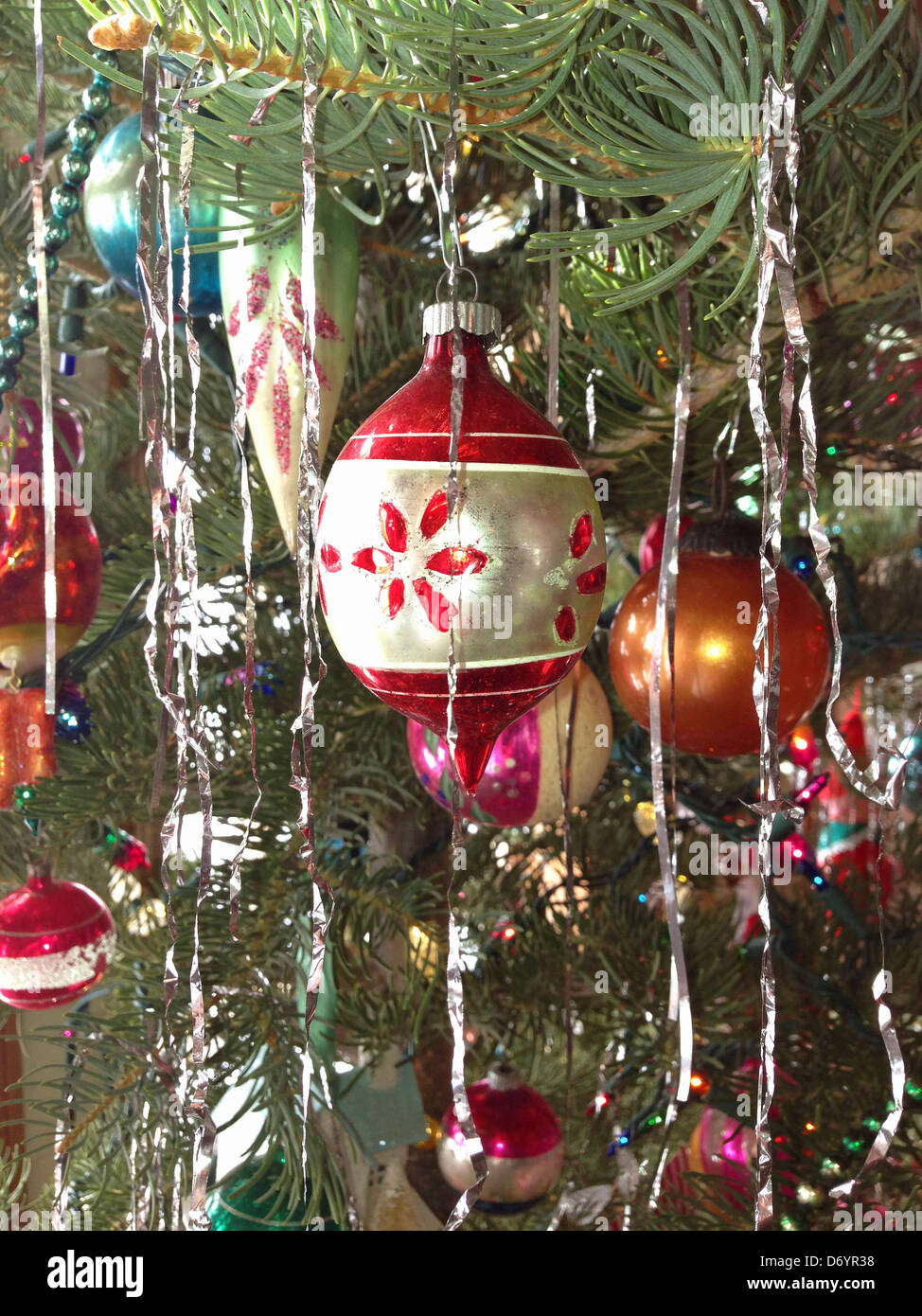 Las guirnaldas y decoraciones de árbol de Navidad Fotografía de stock -  Alamy