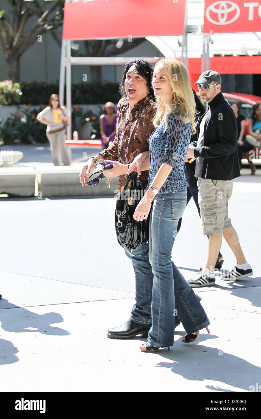 Paul Stanley y su esposa Erin Sutton celebridades están visto llegar el