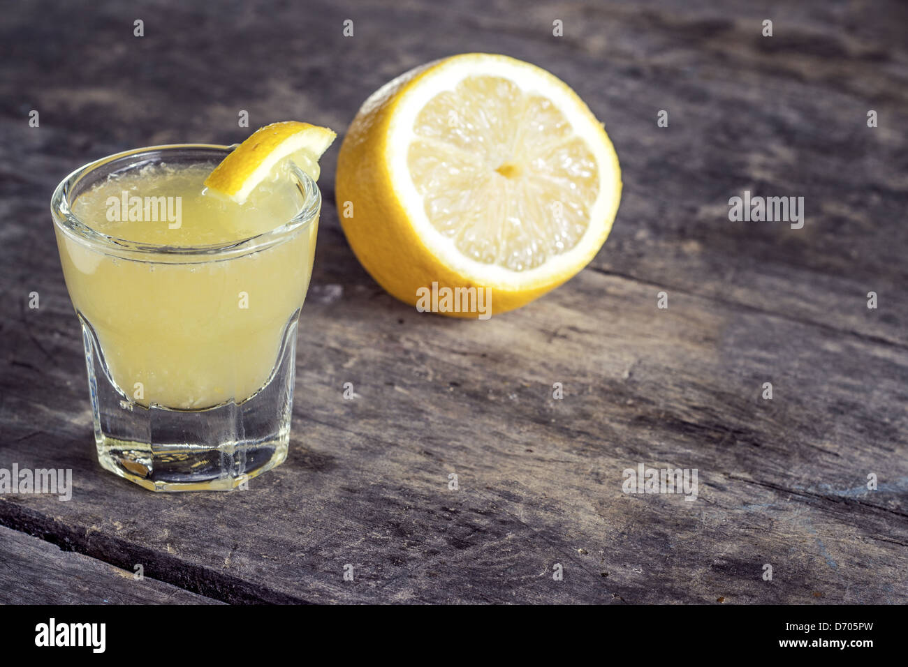 Limoncello Licor de limón sobre fondo de madera Foto de stock