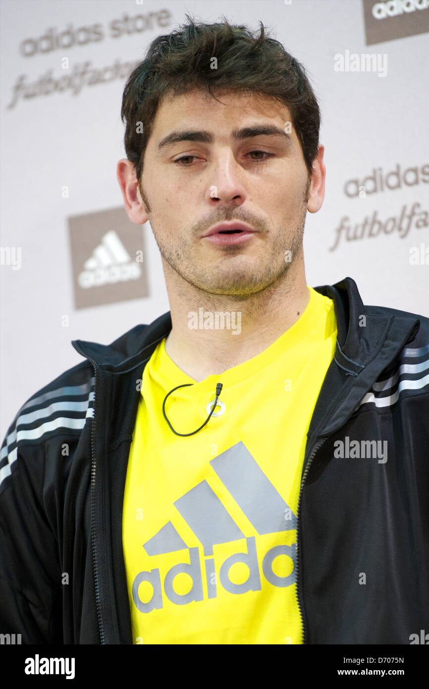 Madrid, España. El 25 de de 2013. Iker Casillas presenta sus guantes y botas Adidas Predator en Adidas en abril 25, 2013 en Madrid (Crédito de la imagen: Crédito:
