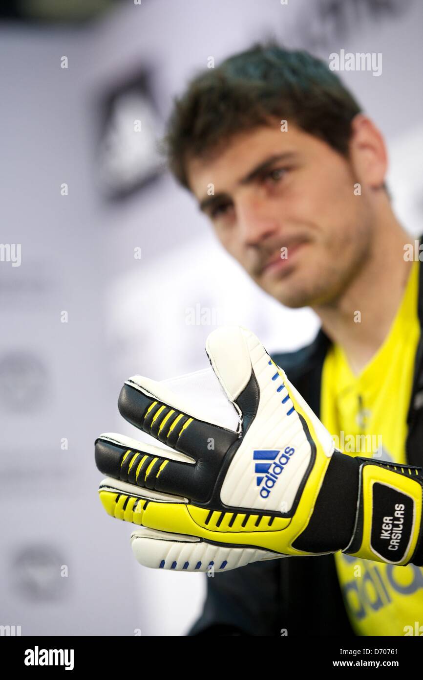 Madrid, España. El 25 de abril de 2013. Iker Casillas presenta sus nuevos  guantes y botas Adidas Predator en Adidas Store en abril 25, 2013 en Madrid  (Crédito de la imagen: Crédito: