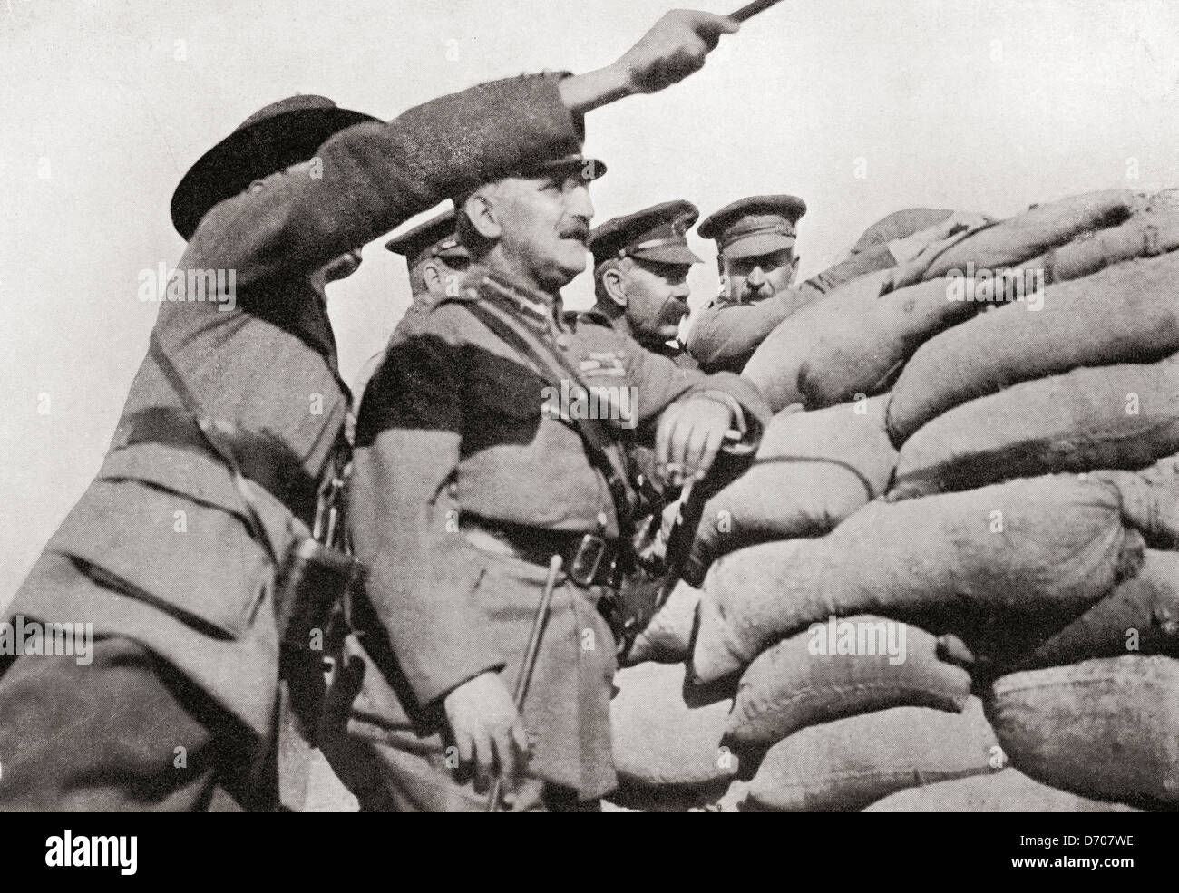 Lord Kitchener's visita personal a Gallipoli, 1915. Examinar la posición del 'Anzac' trincheras, cerca de las líneas turcas. Foto de stock