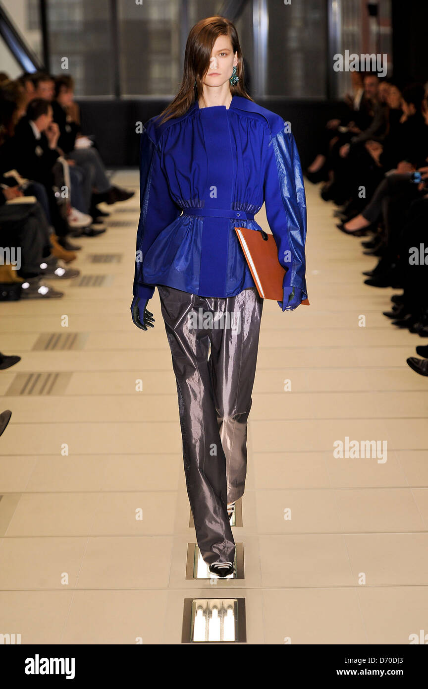 Modelo de la Semana de la moda de París Otoño/Invierno 2012 - Pista -  Balenciaga Paris, Francia - 01.03.12 Fotografía de stock - Alamy