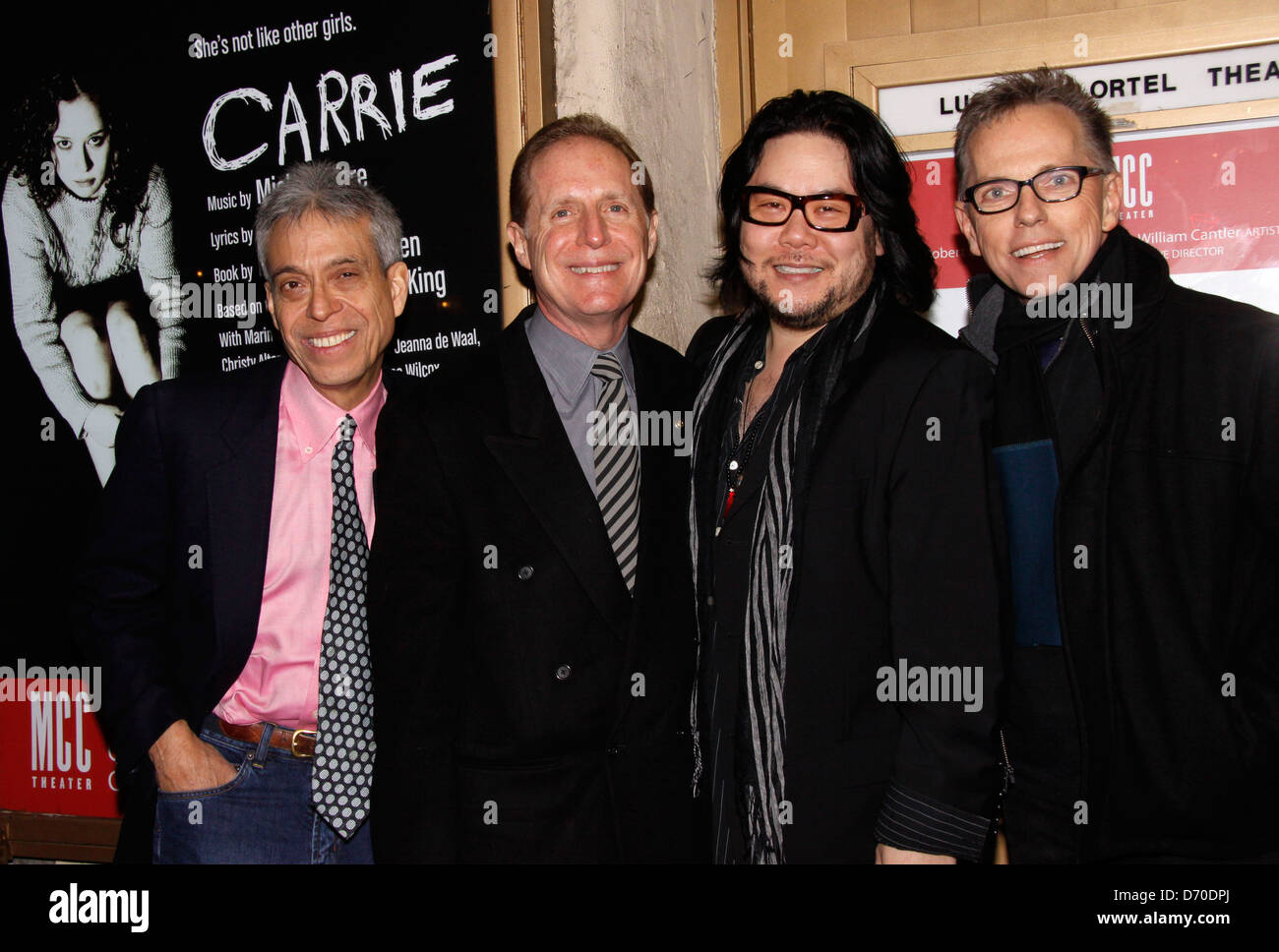 Lawrence D. Cohen, Michael Gore, Stafford Arima y Dean Pitchford noche de apertura del MCC de la producción musical 'Carrie' Foto de stock