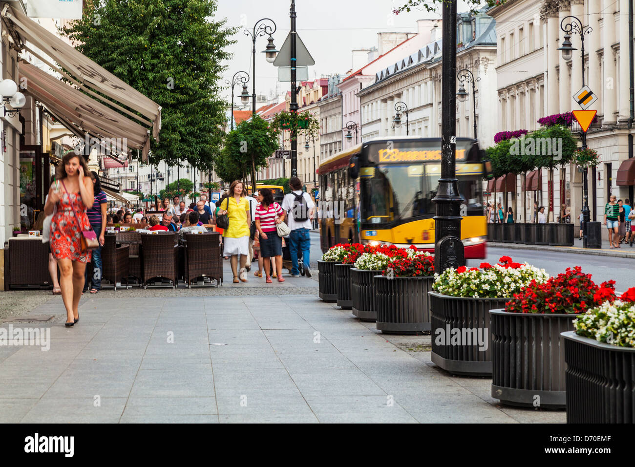 El centro de la ciudad de Europa oriental típica escena callejera en verano en Varsovia, Polonia. Foto de stock