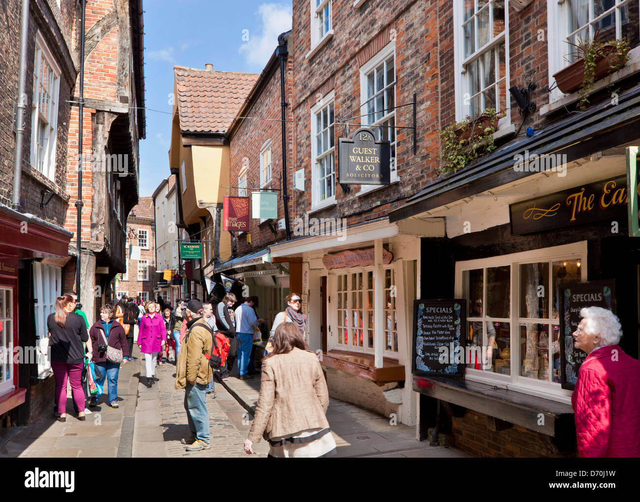 The Shambles, la calle estrecha de entramado de madera antiguos edificios medievales, York, North Yorkshire, Inglaterra, Reino Unido, GB, EU, Europa Foto de stock