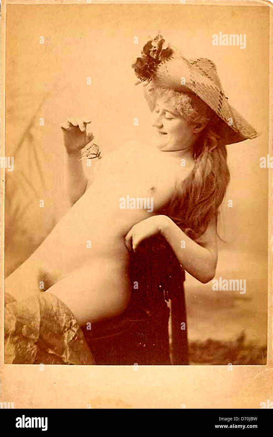 Mujer desnuda con sombrero de paja, circa 1880 Fotografía de stock - Alamy