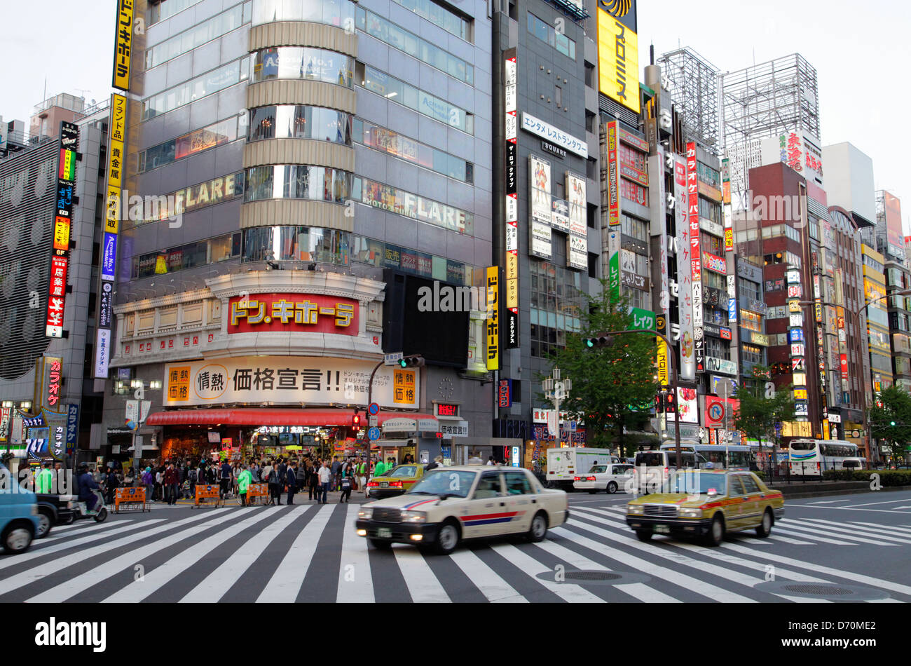 Distrito de entretenimiento de kabukicho fotografías e imágenes de alta