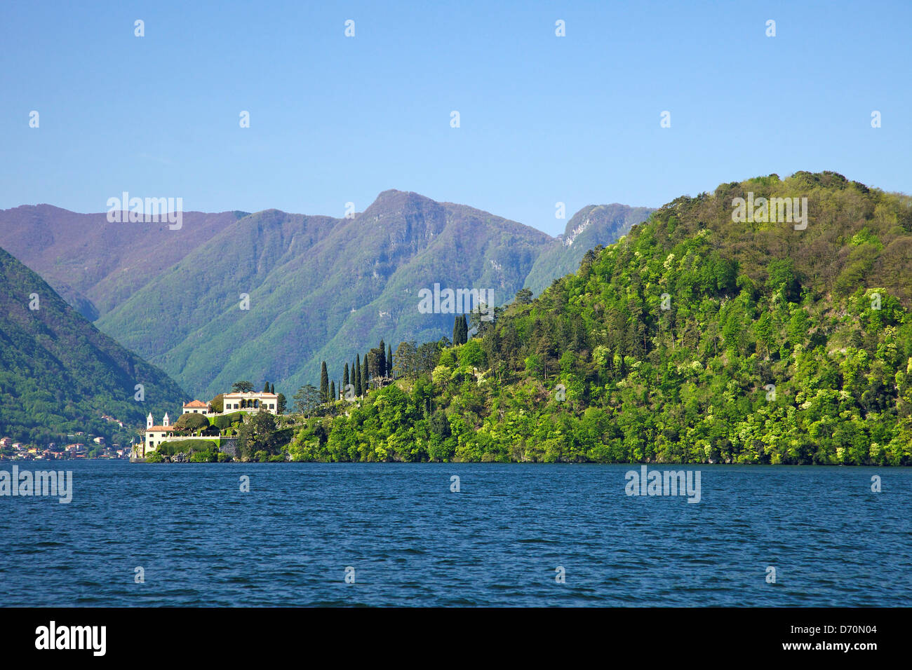 Italia, el Lago de Como, la Villa del Balbianello en Punta di Lavedo en sol de primavera Foto de stock