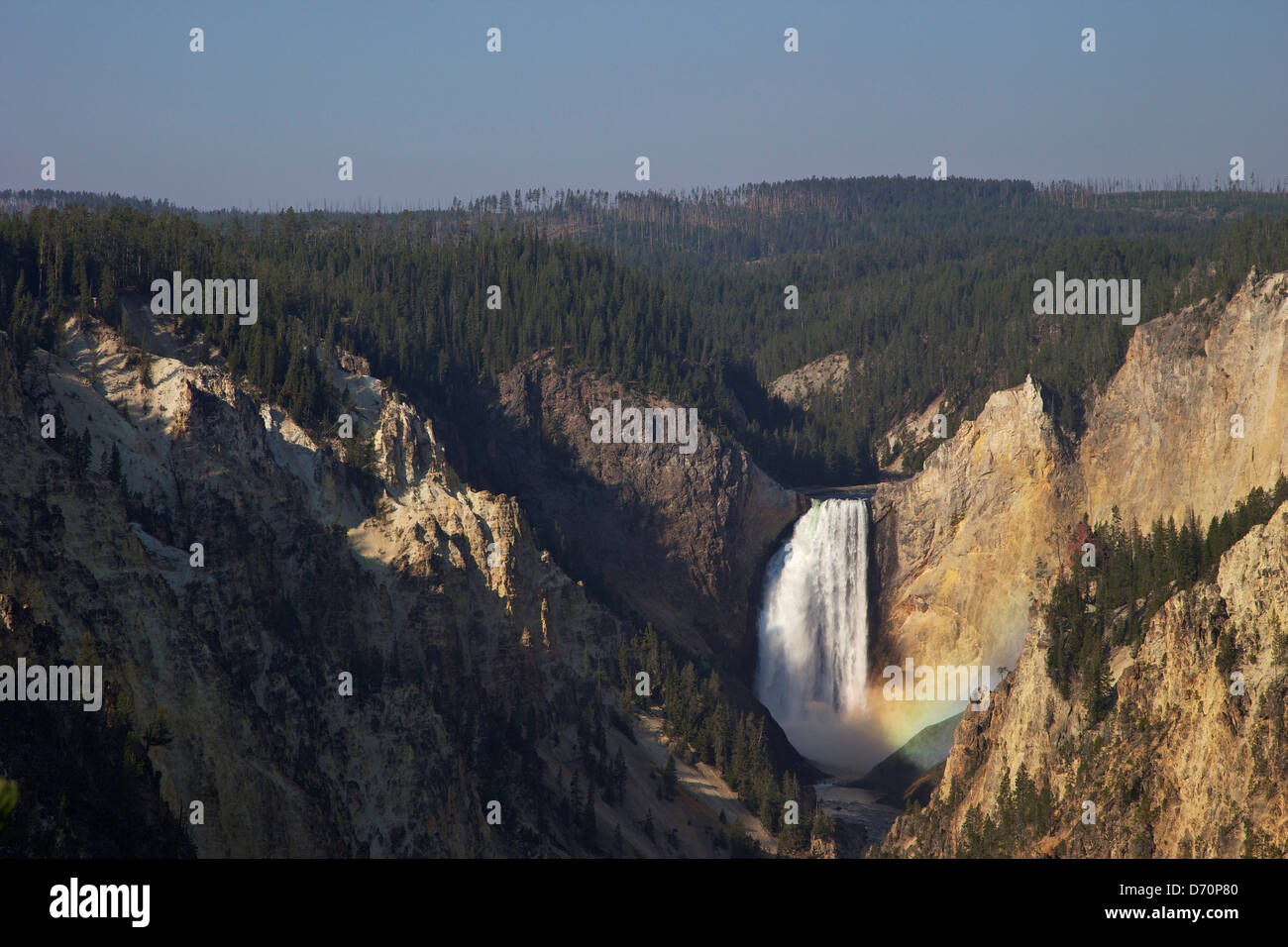 Ee.Uu., el Parque Nacional Yellowstone, Wyoming, Arco iris sobre Lower Falls de artistas punto Foto de stock