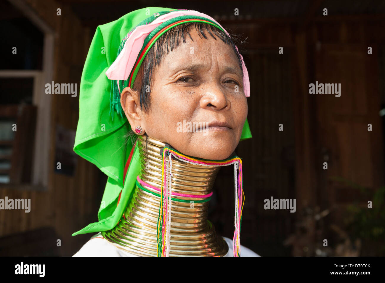 Mujer con cuello largo de la tribu Padaung, Ywama village, el Lago Inle, el Estado de Shan, Myanmar (Birmania) Foto de stock