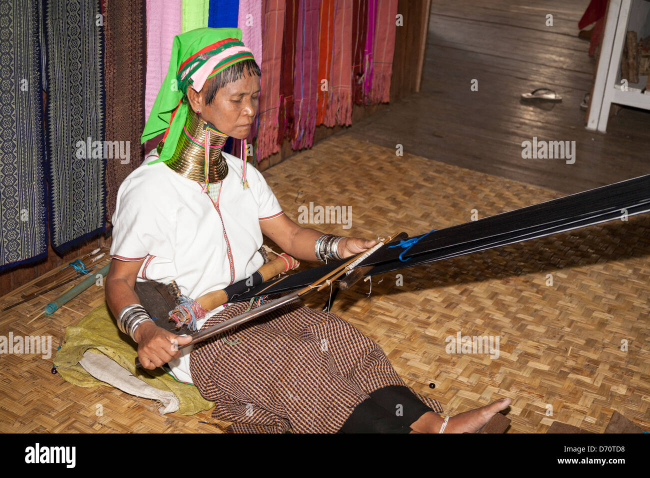 Mujer con cuello largo de la tribu Padaung, tejer Ywama village, el Lago Inle, el Estado de Shan, Myanmar (Birmania) Foto de stock