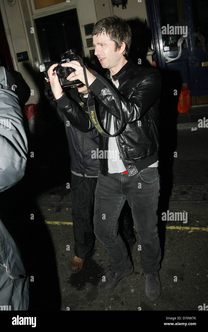 Noel Gallagher agarra una cámara de un fotógrafo fuera del Arts Club Brit  Awards 2012 - Sony Music Afterparty en el Arts Fotografía de stock - Alamy