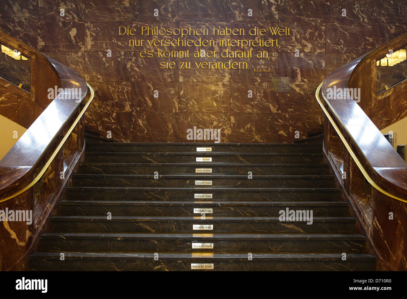 Berlín, Alemania, la escalera principal de la Universidad Humboldt de Berlín con la cita de Karl Marx Foto de stock