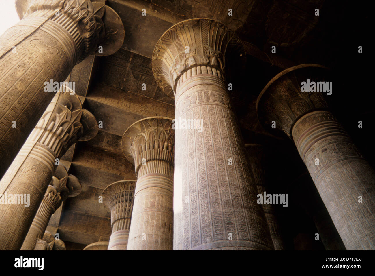 Egipto, el río Nilo, Esna, templo dedicado al dios Khnum, Interior, masivas columnas Foto de stock