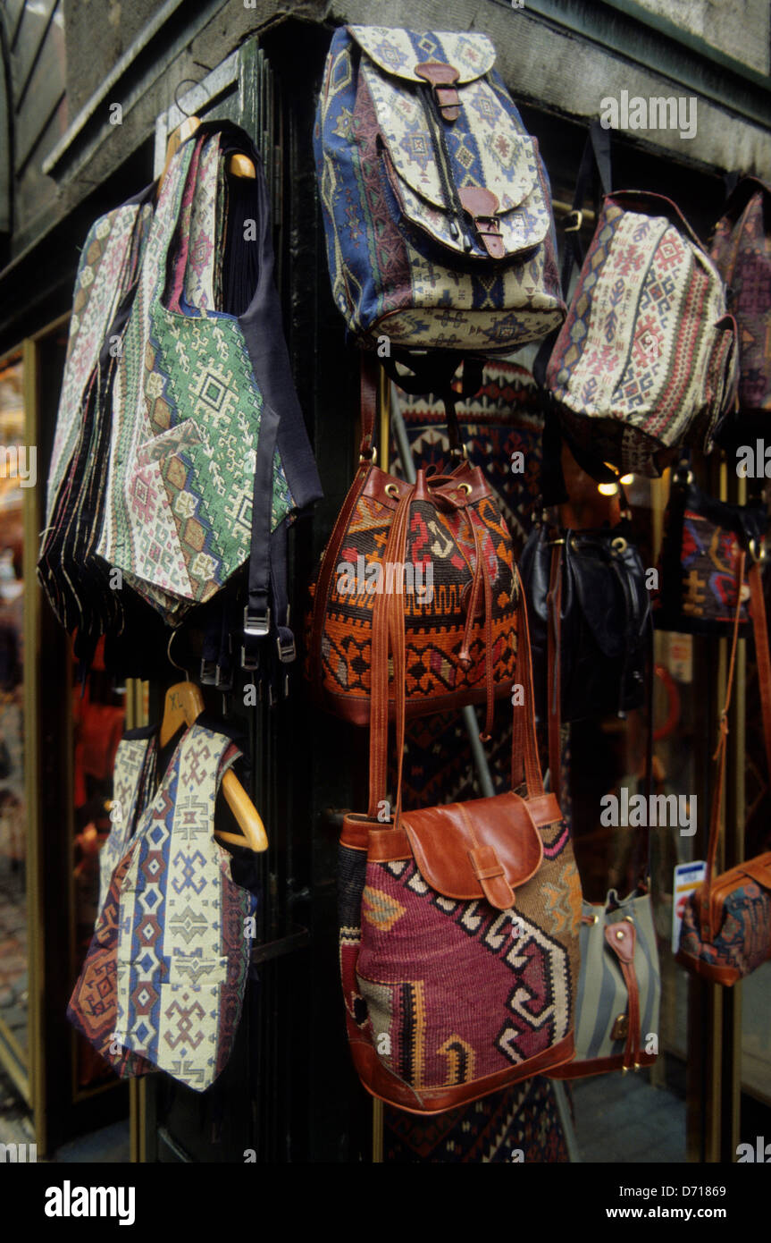 Turquía, Estambul, el Gran Bazar, bolsos de cuero Fotografía de stock -  Alamy