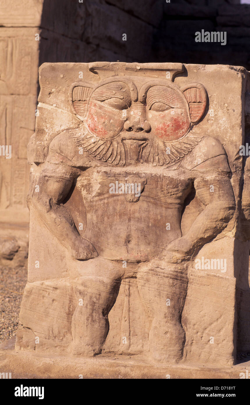 Egipto, el río Nilo, cerca de Dendera, Templo de Hathor, talla de BES (deidad patrona de la música, el baile y los niños) Foto de stock