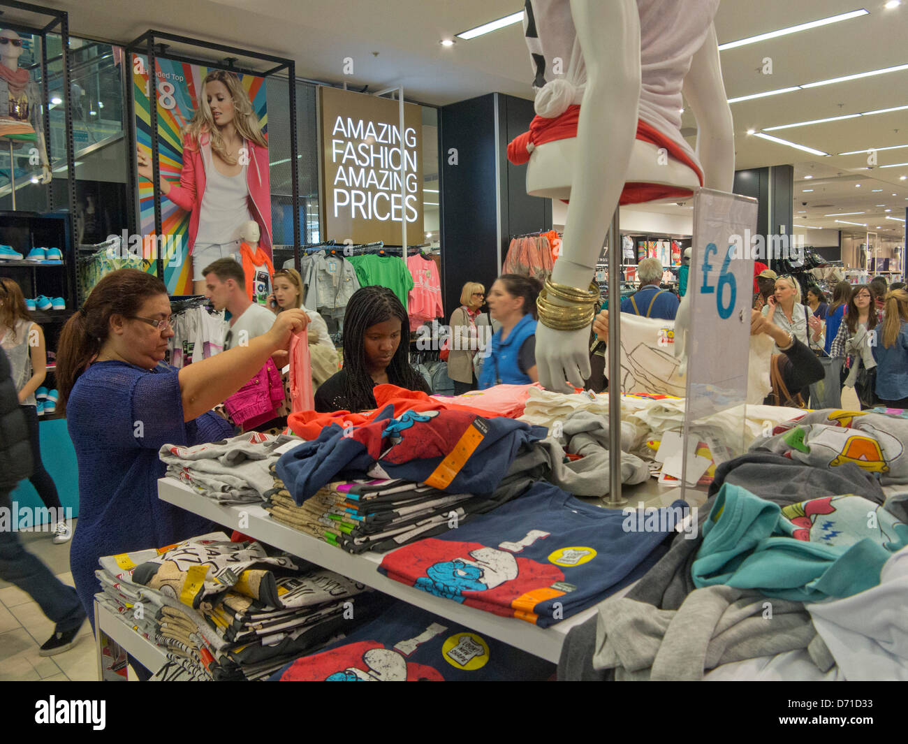 La gente de compras en Primark presupuesto tienda ropa en Oxford St., Londres, el día después de la de una fábrica textil en Bangladesh que suministra la empresa con los artículos