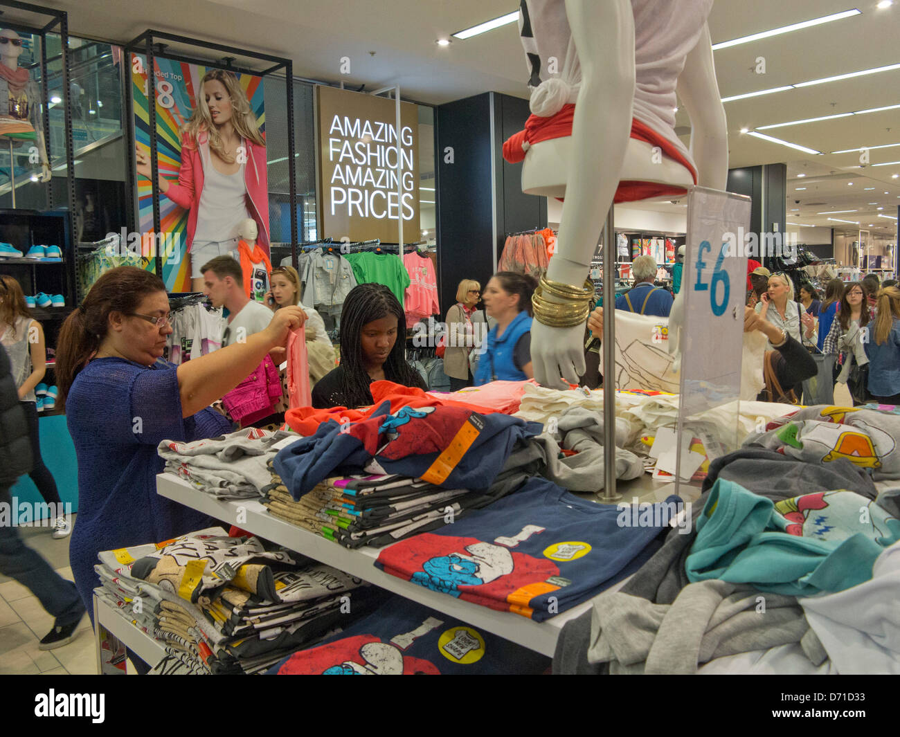 La gente de compras en Primark presupuesto tienda ropa en Oxford St.,  Londres, el día después de la quiebra de una fábrica textil en Bangladesh  que suministra la empresa con los artículos