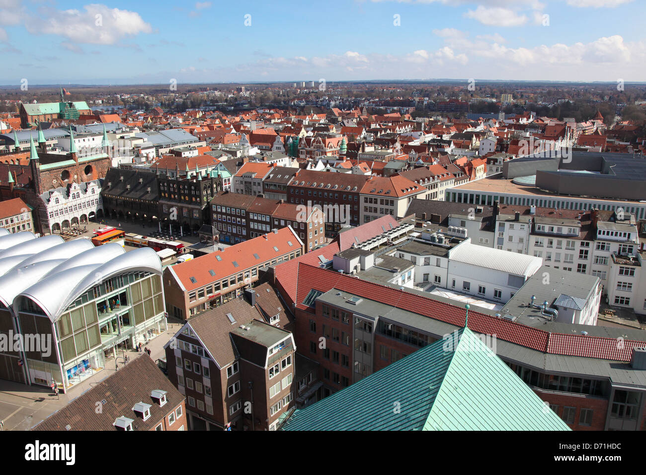 Vista aérea del antiguo centro de Lubeck, Schleswig-Holstein, Alemania, el 8 de abril de 2013. Foto de stock