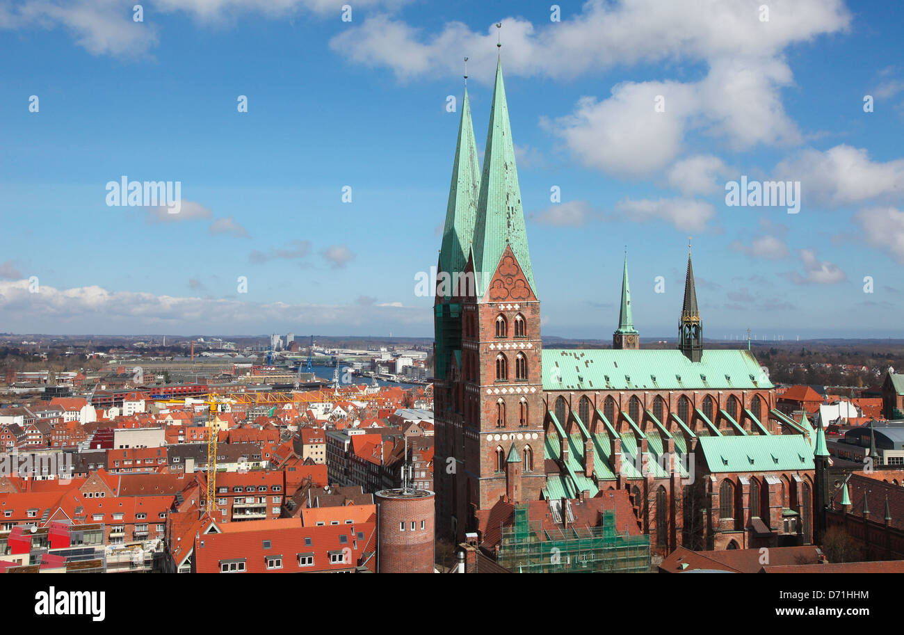 Vista aérea del antiguo centro de Lubeck, Schleswig-Holstein, Alemania, con la Iglesia de Santa María Foto de stock