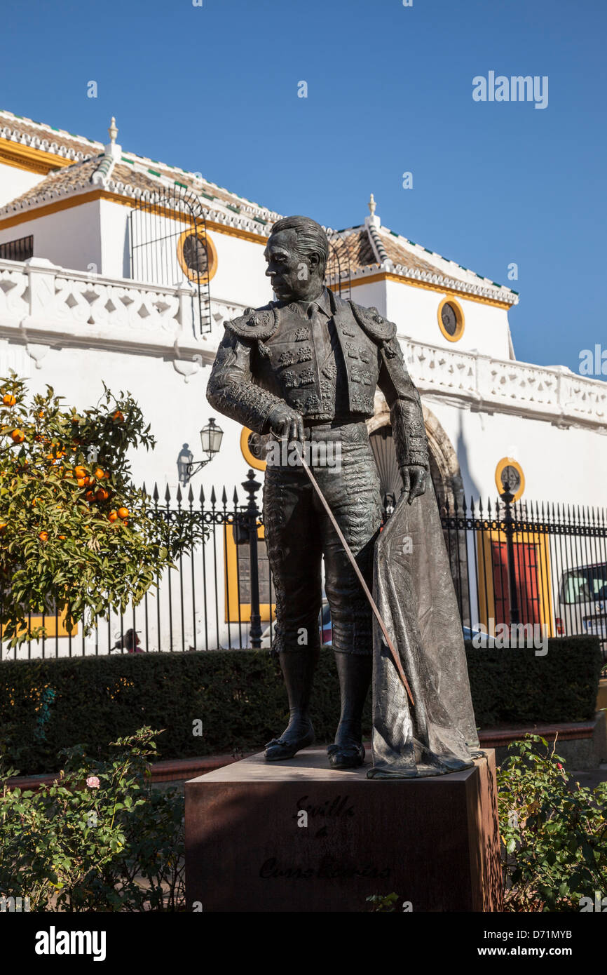 El torero Curro Romero, la escultura, la Plaza de Toros de Sevilla, España Foto de stock