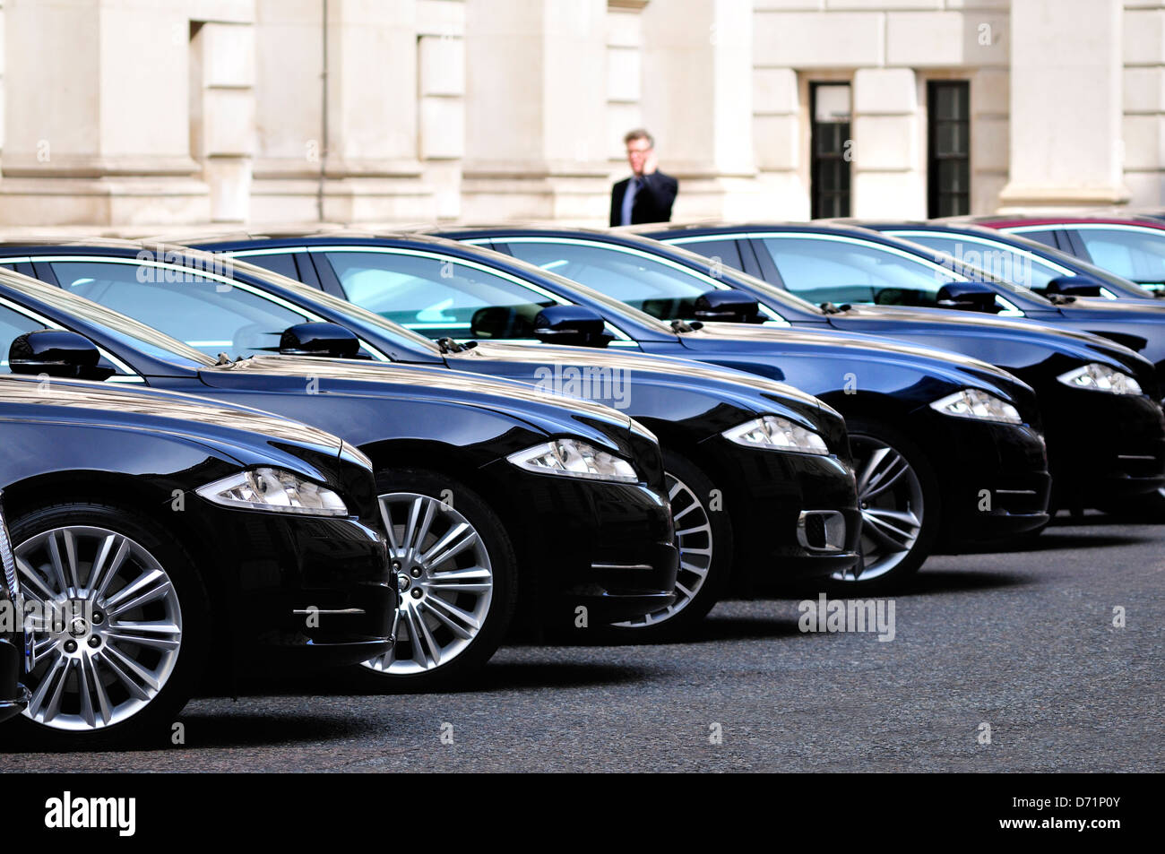 Londres, Inglaterra, Reino Unido. King Charles Street. Los coches oficiales del gobierno (Jaguar), estacionado por el Foreign Office Foto de stock