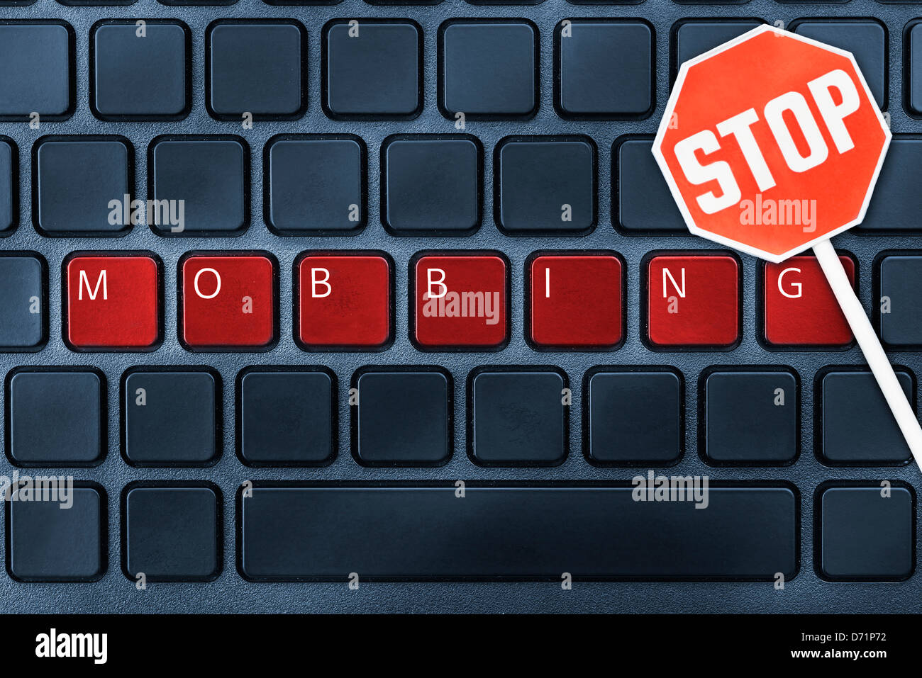 La palabra Acoso en un teclado de ordenador y la señal de stop, acoso en línea Foto de stock