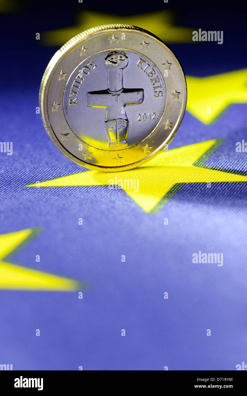 Euro-monedas uno de Chipre sobre la bandera de la UE, Chipre crisis Foto de stock
