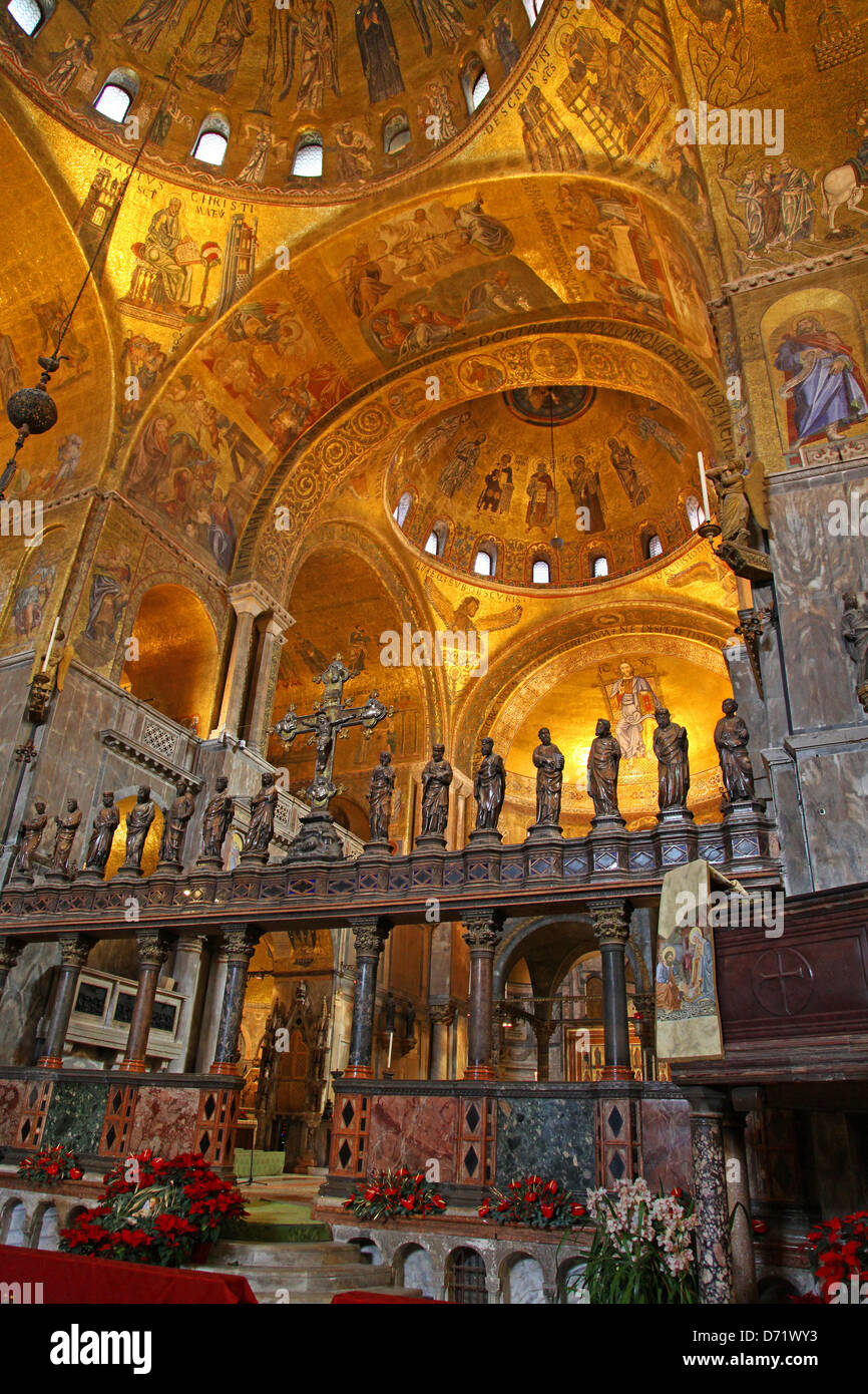Vista interior de la Basílica de San Marcos o la Basílica de San Marcos, la iglesia catedral de Venecia, en el norte de Italia. Foto de stock