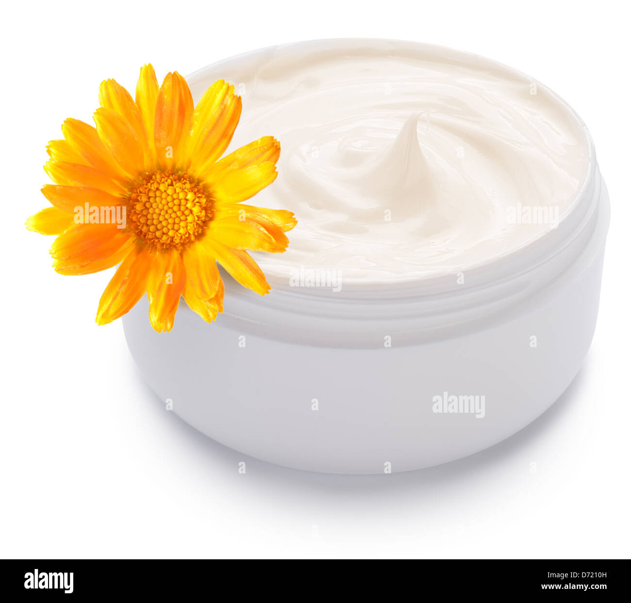 Tarro de crema y flores de caléndula sobre un fondo blanco. Foto de stock