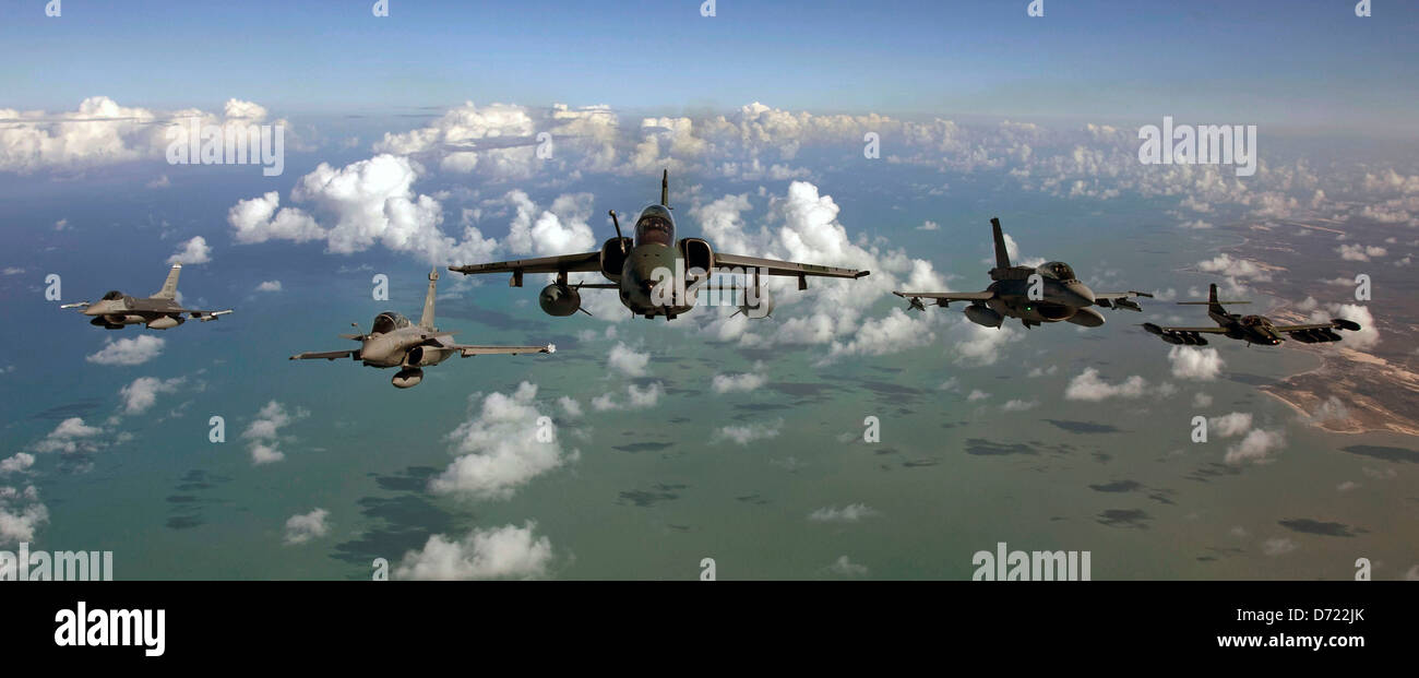 Varios aviones participan en el Cruzeiro do Sul (Cruz del Sur) ejercicio Foto de stock