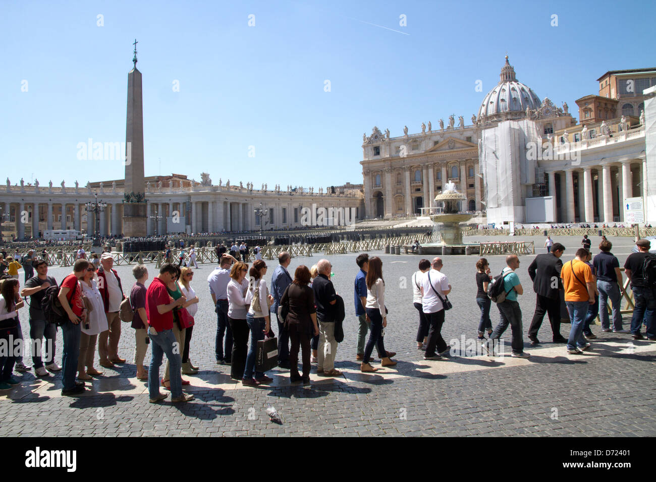 Los turistas en la fila para entrar en la Basílica de San Pedro, Ciudad del  Vaticano Fotografía de stock - Alamy
