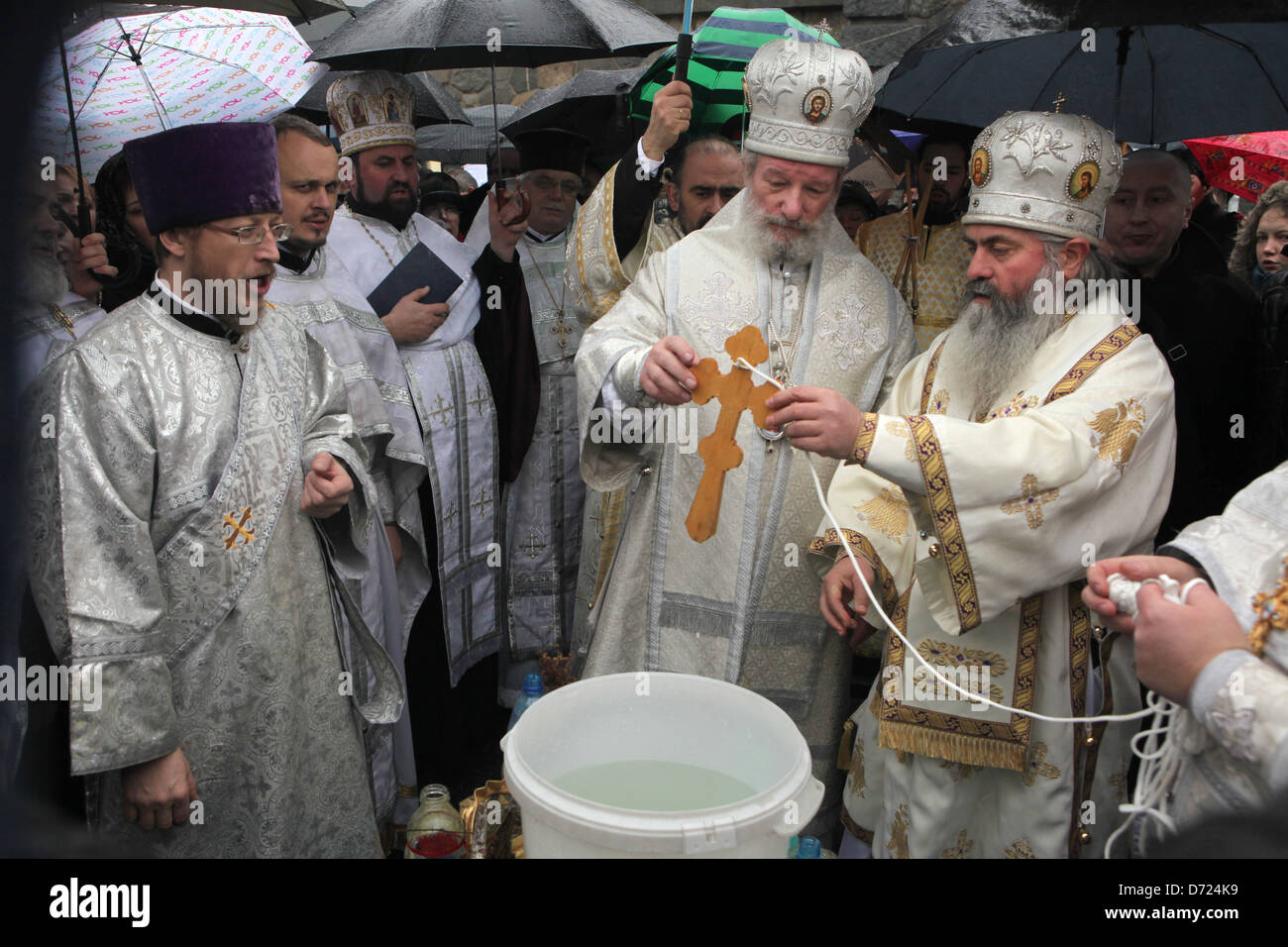Christopher metropolita ortodoxo consagra la Epifanía, el agua en el terraplén del río Moldava en Praga. Foto de stock