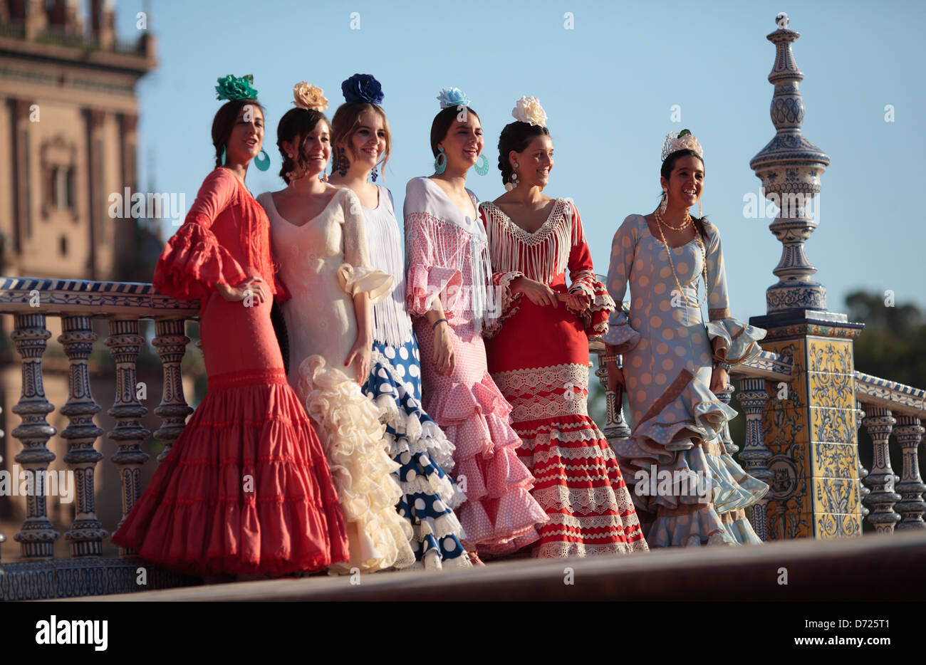 Las niñas en trajes de flamenca en la Plaza de España, Sevilla, España. Foto de stock