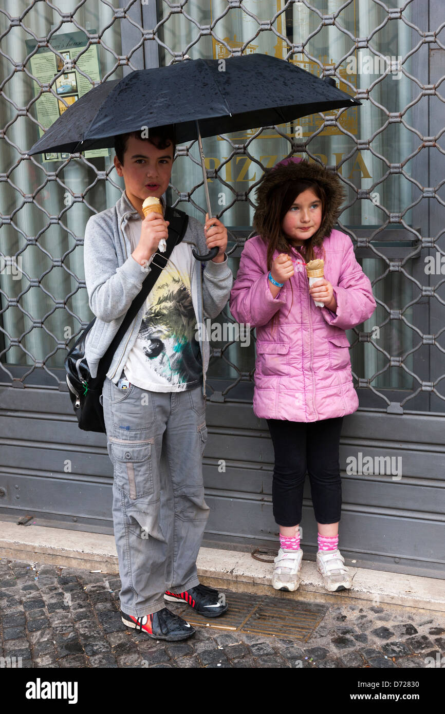 León y Maria comer helado y refugio de la lluvia bajo un paraguas baratos en Piazza Navona, Roma, Fotografía de stock - Alamy