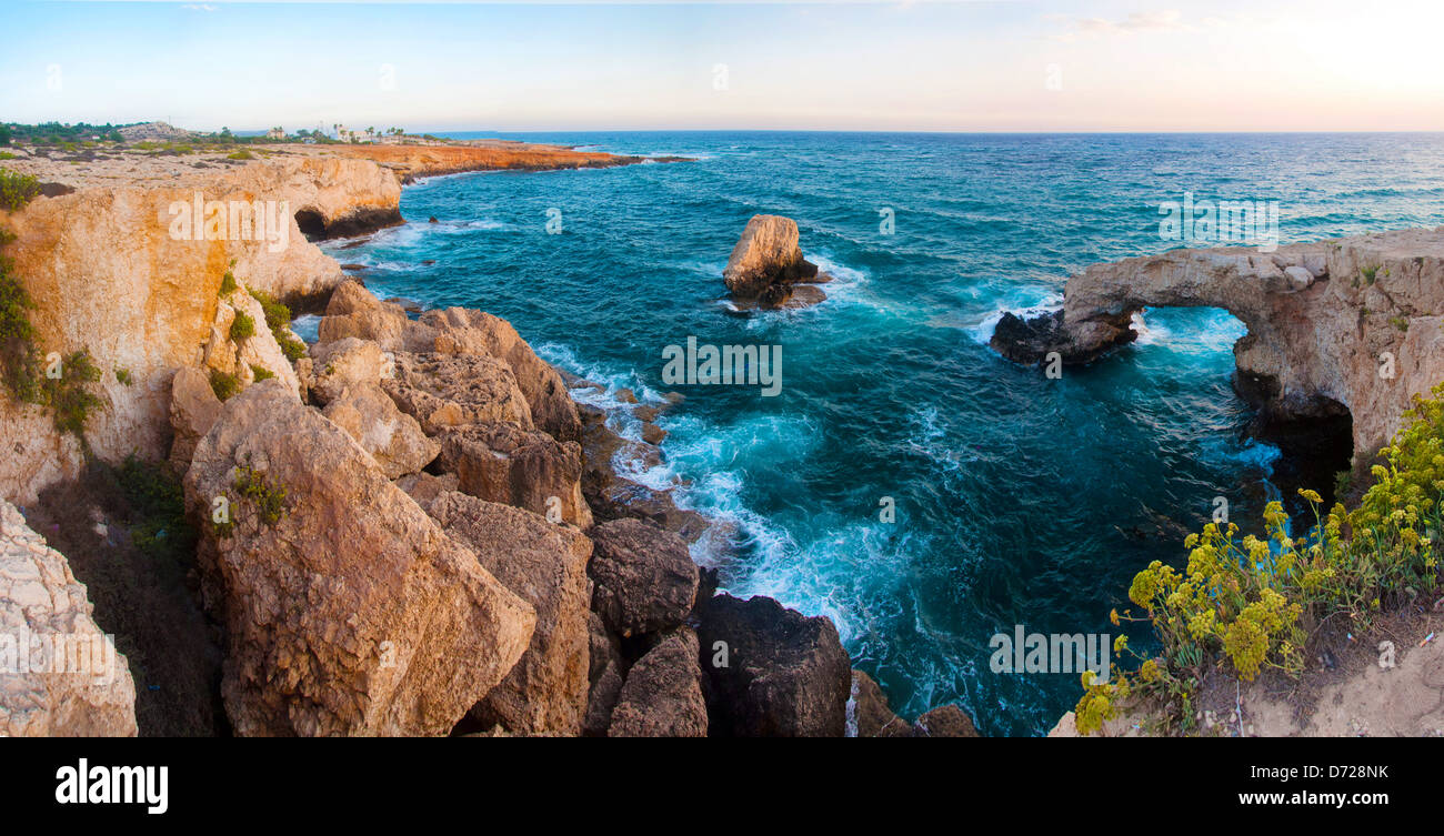 Cuevas rocosa del mar en Ayia Napa, Chipre, Sunrise ver Foto de stock