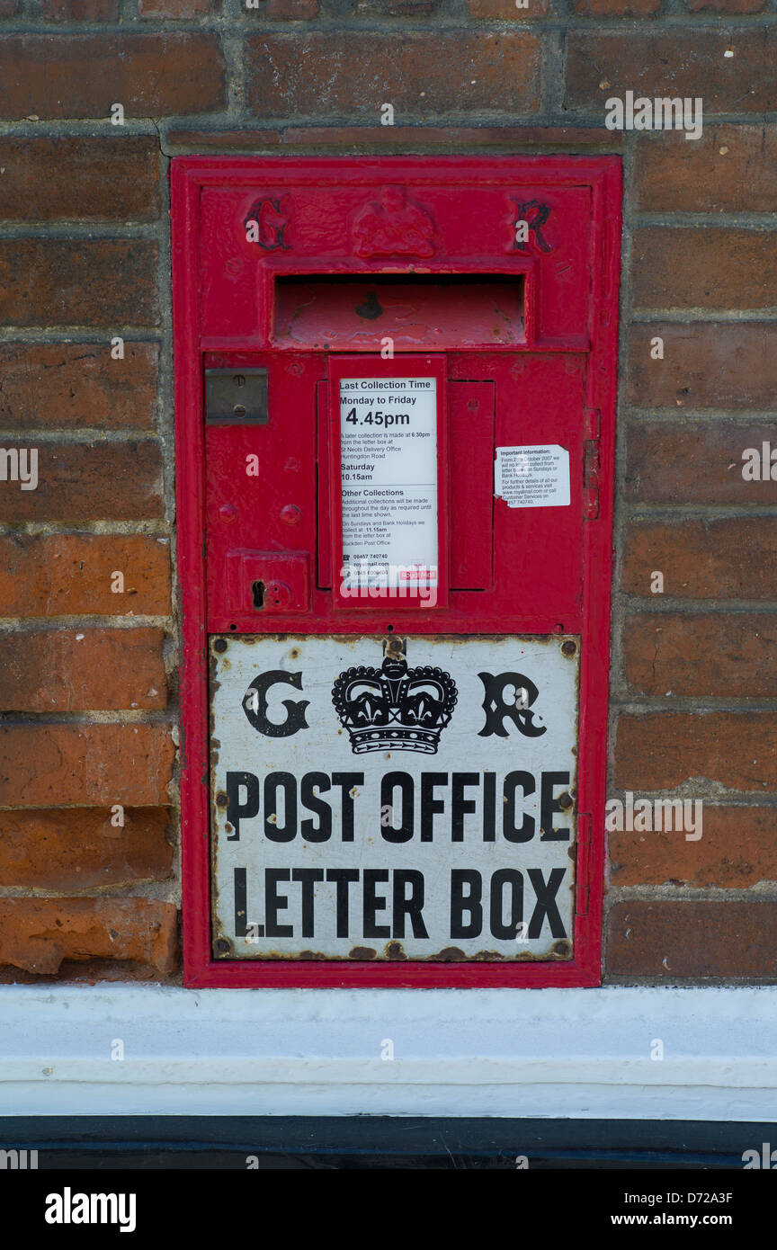Buckden, Cambridgeshire, Inglaterra, de abril de 2013. Carta Roja Post Office Box en la aldea de Buckden, Cambridgeshire. Foto de stock