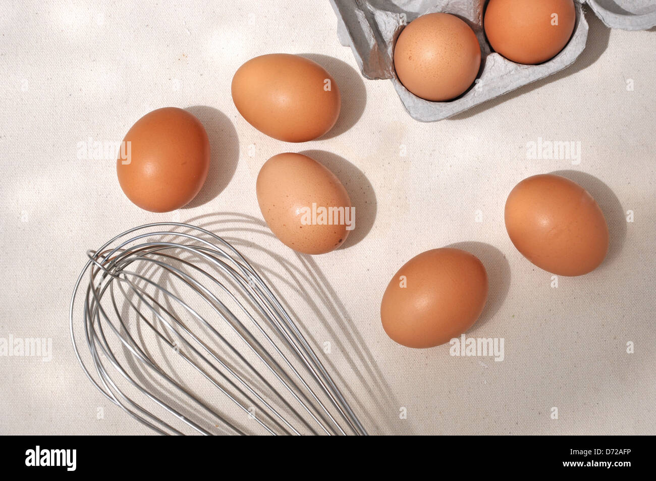 Browns huevos listos para cocinar con Foto de stock