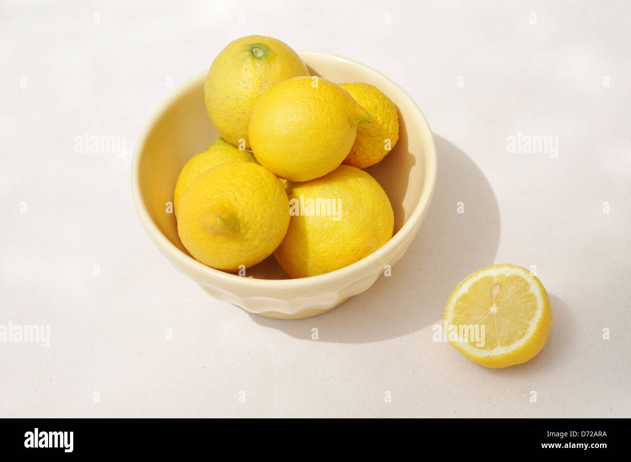 tazón de fuente de limones Foto de stock
