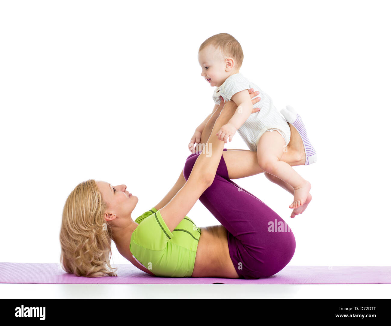 La madre con el bebé haciendo gimnasia y ejercicios físicos Foto de stock
