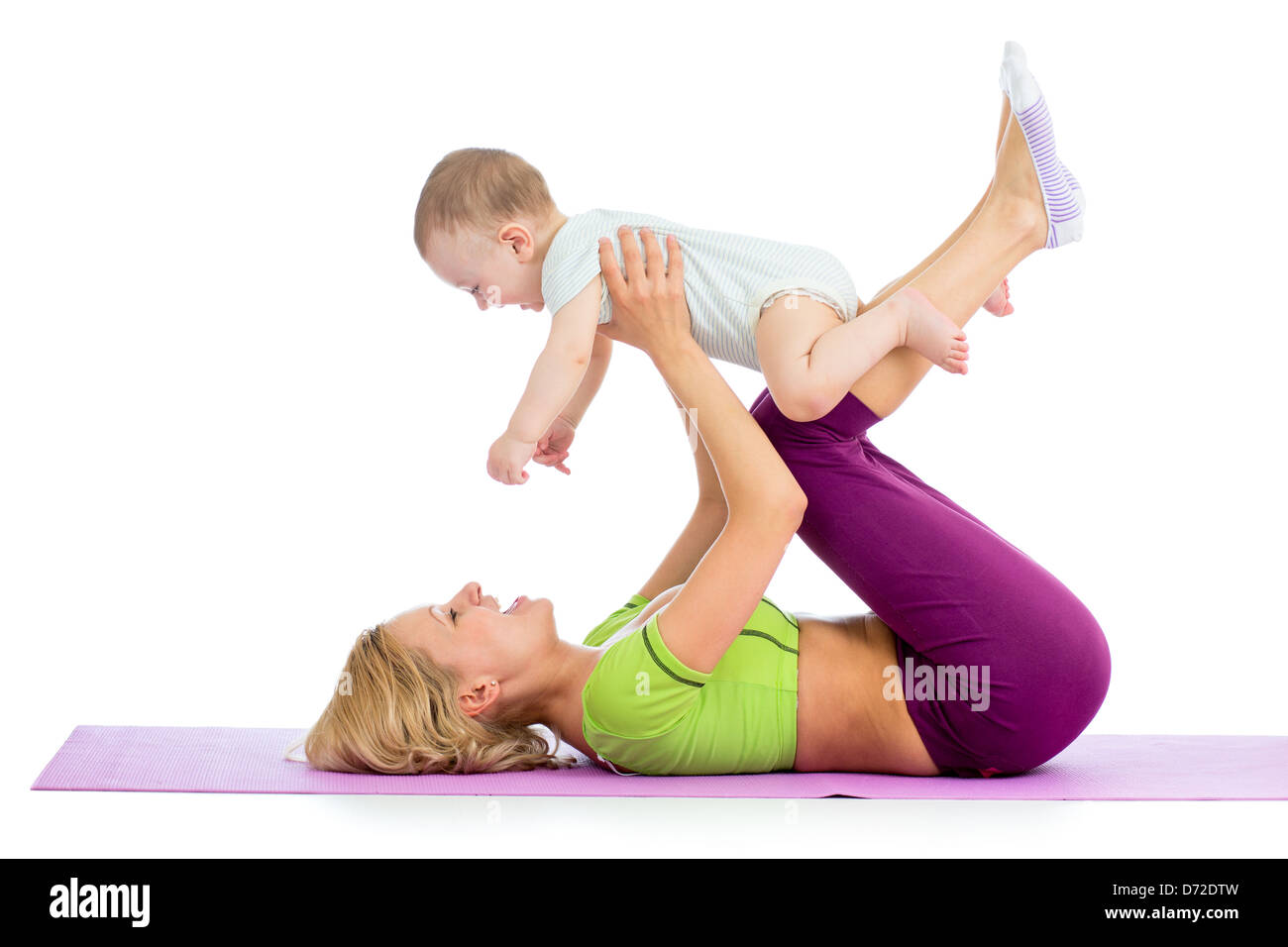 La madre con el bebé haciendo gimnasia y ejercicios físicos Foto de stock