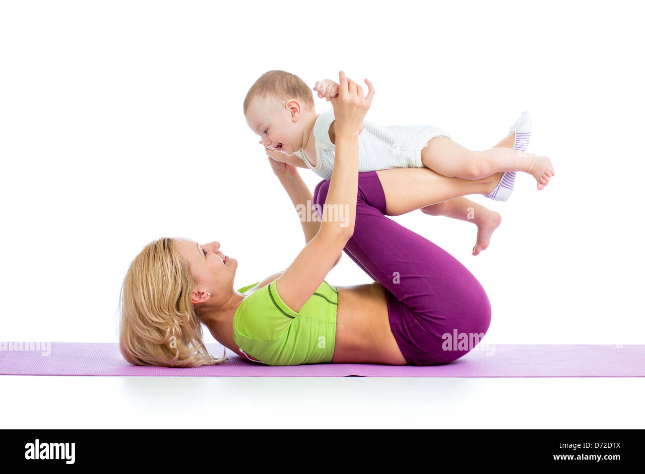 La madre con el bebé haciendo gimnasia y ejercicios físicos Foto de stock