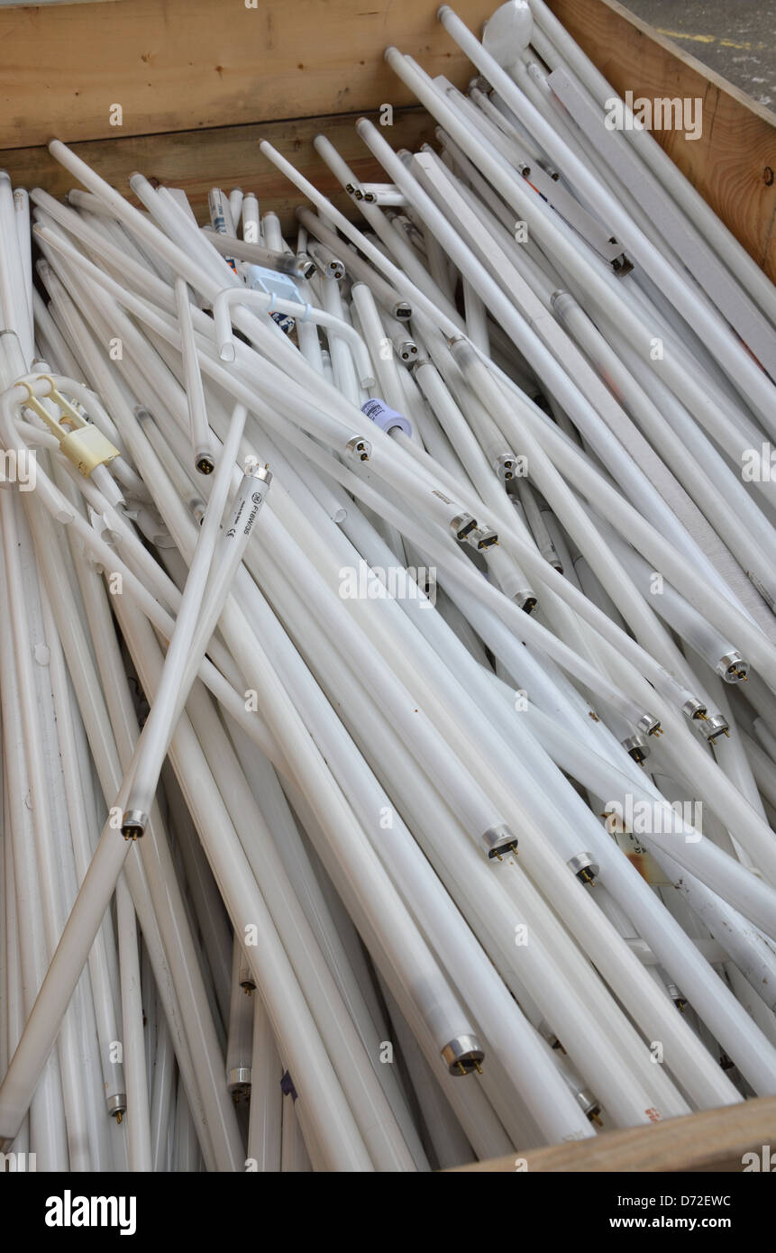 Tubos fluorescentes fotografías e imágenes de alta resolución Alamy