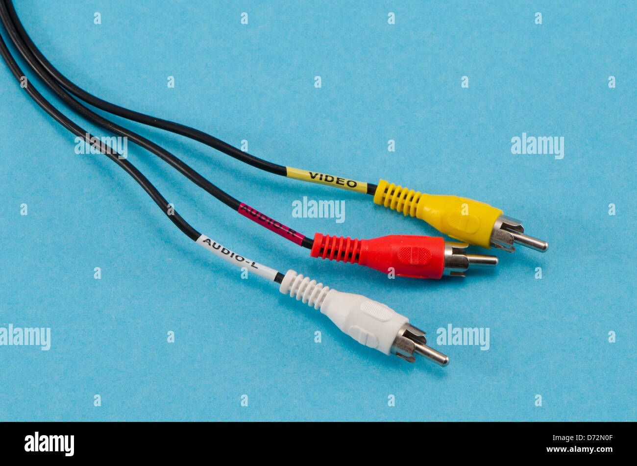 Closeup de coloridos tulipanes tv audio video cables sobre fondo azul. rojo  amarillo y blanco tapones conectores Fotografía de stock - Alamy