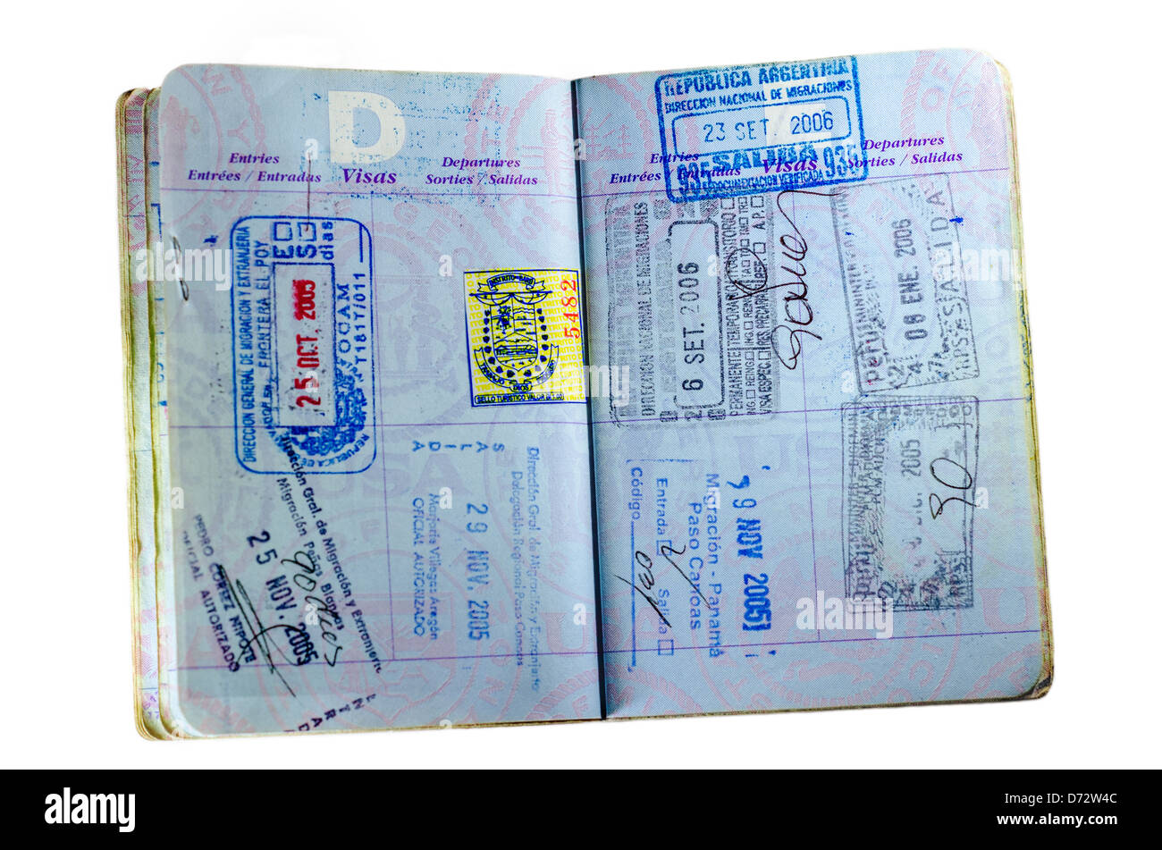 Dentro de las páginas y los sellos de un pozo utilizado pasaporte americano  aislado en blanco Fotografía de stock - Alamy